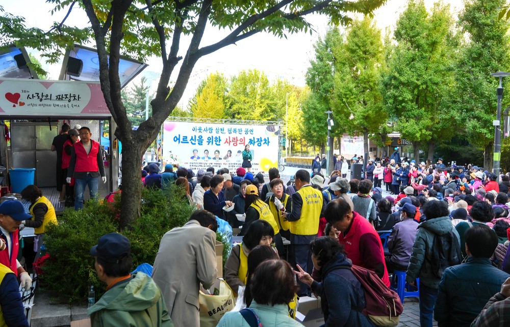 군포시 어르신 위한 사랑의 짜장차 성황리에 마쳐