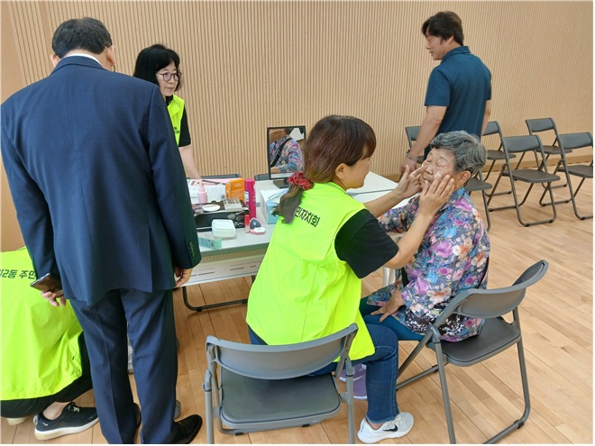 강동구 상일2동, ‘하하 웃는 장수사진’ 전달식 개최
