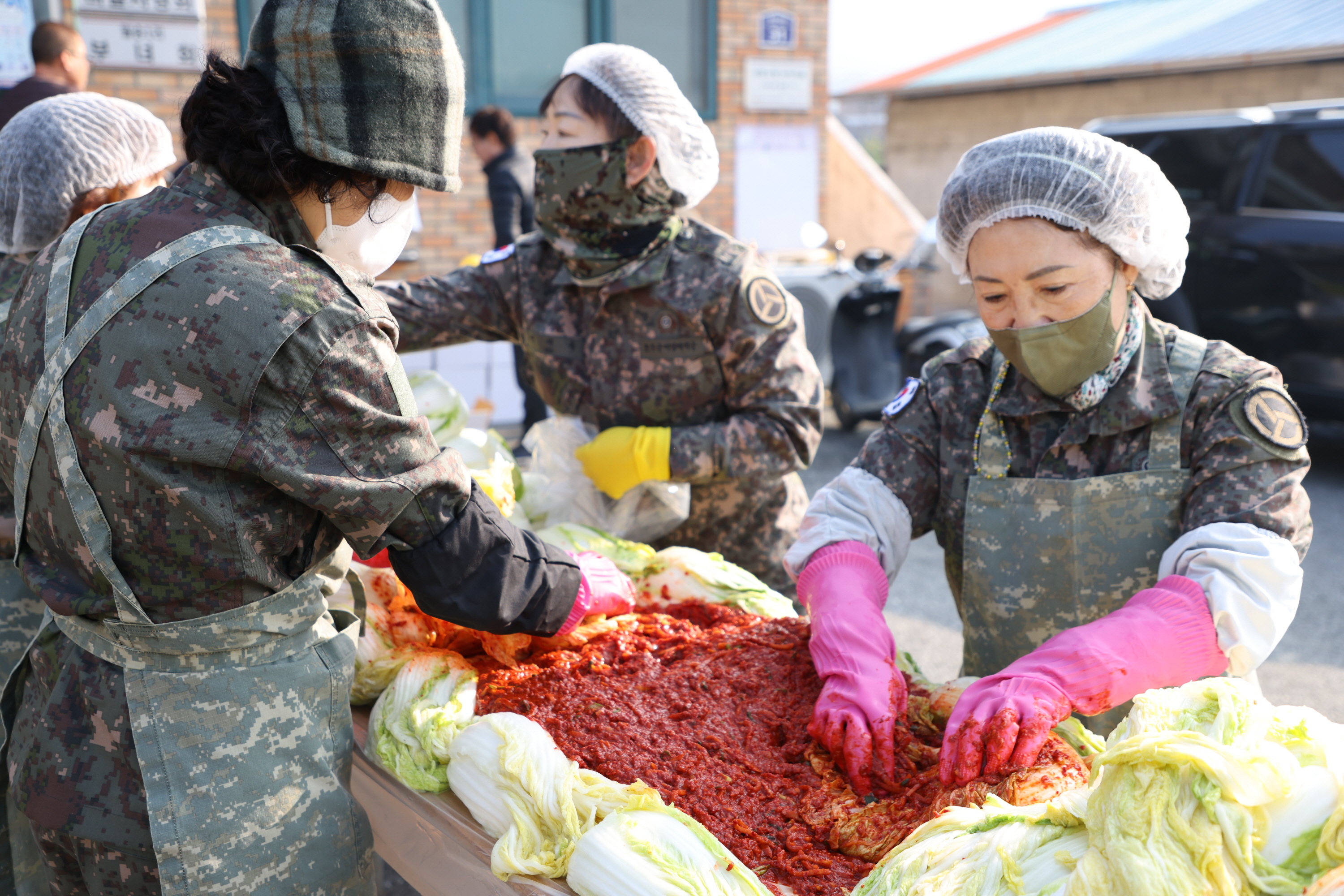 보은군 여성예비군, 김장 250포기 담가 60가구에 전달