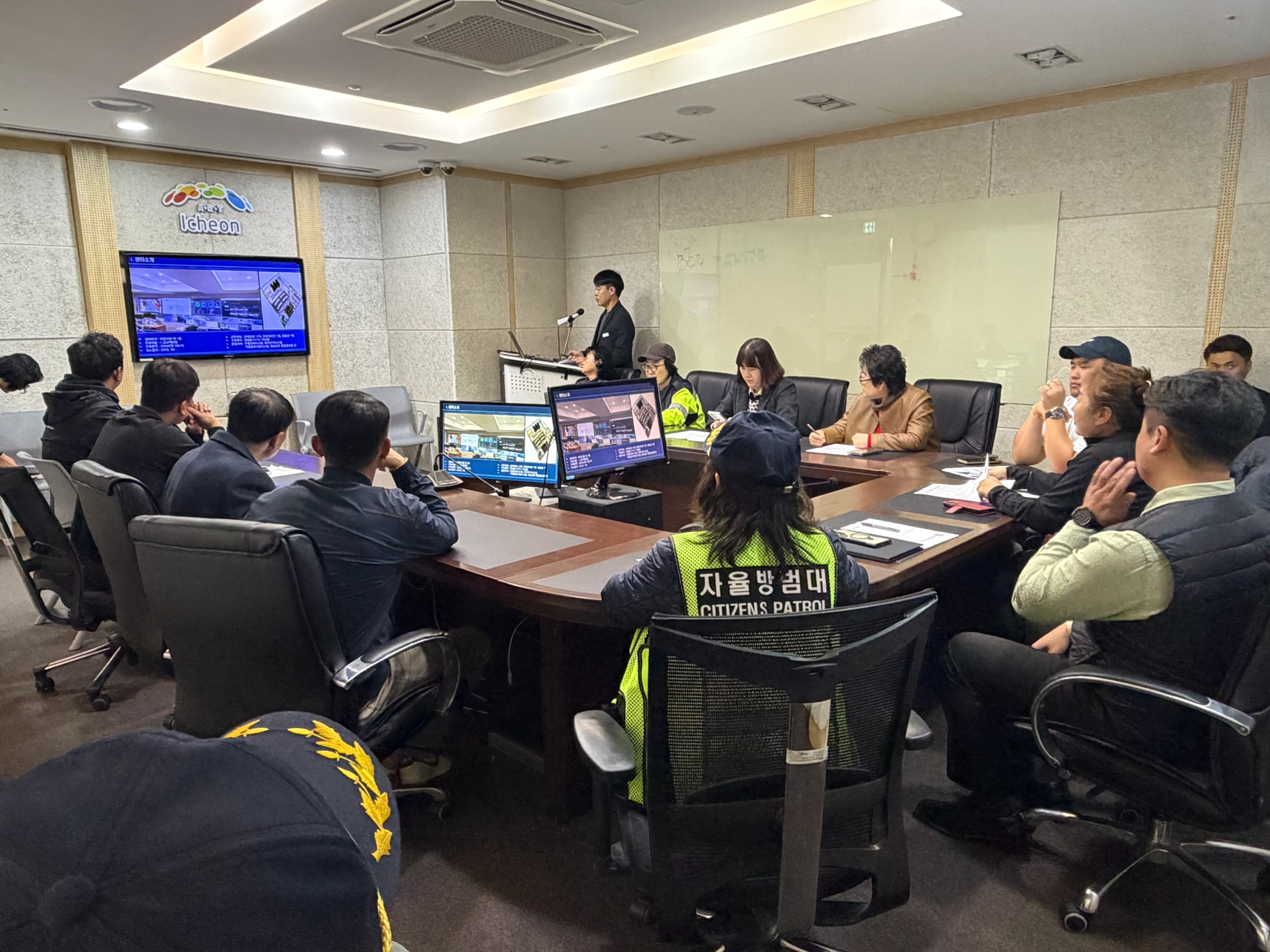 이천시자율방범연합대·어머니방범연합대, CCTV통합관제센터 방문…치안 협력 강화 논의