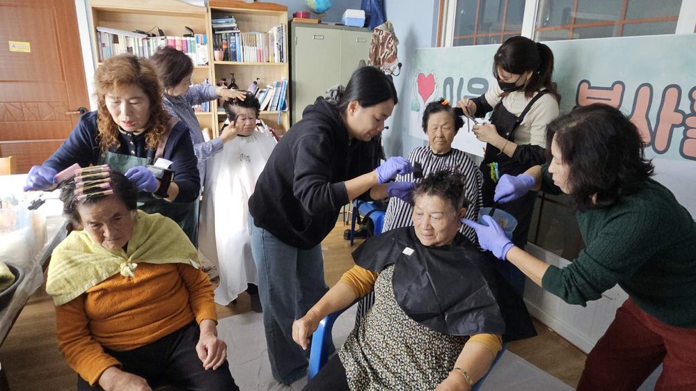 안내면주민자치회, 미용 봉사로 어르신들에게 단정한 하루 선물