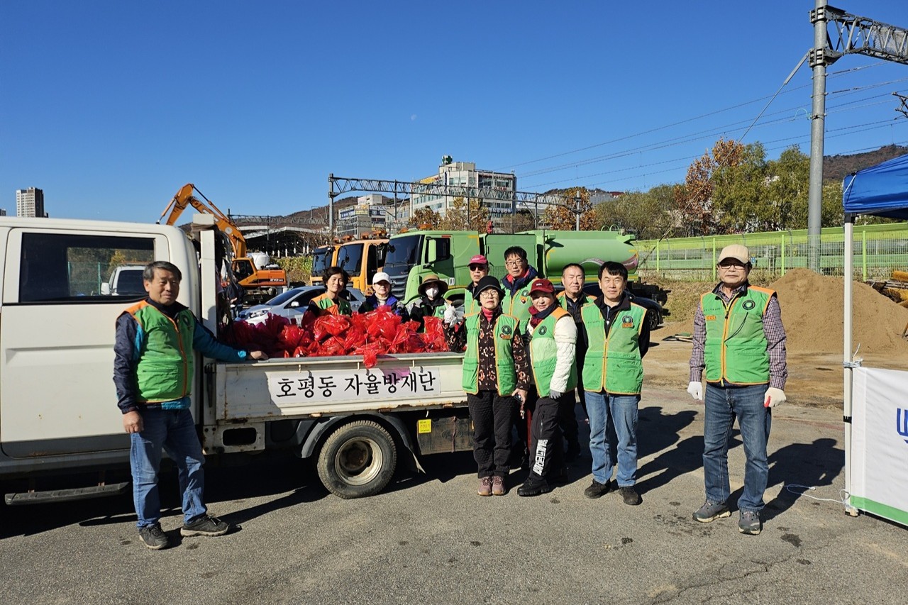 남양주시 호평동, 자율방재단과 함께 설해 대응 모래주머니 1,500개 제작