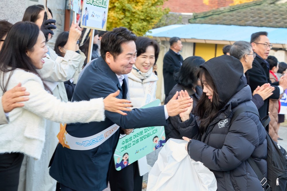 “수험생 여러분 힘내세요!” 오세현 아산시장, 수능 현장서 수험생 응원