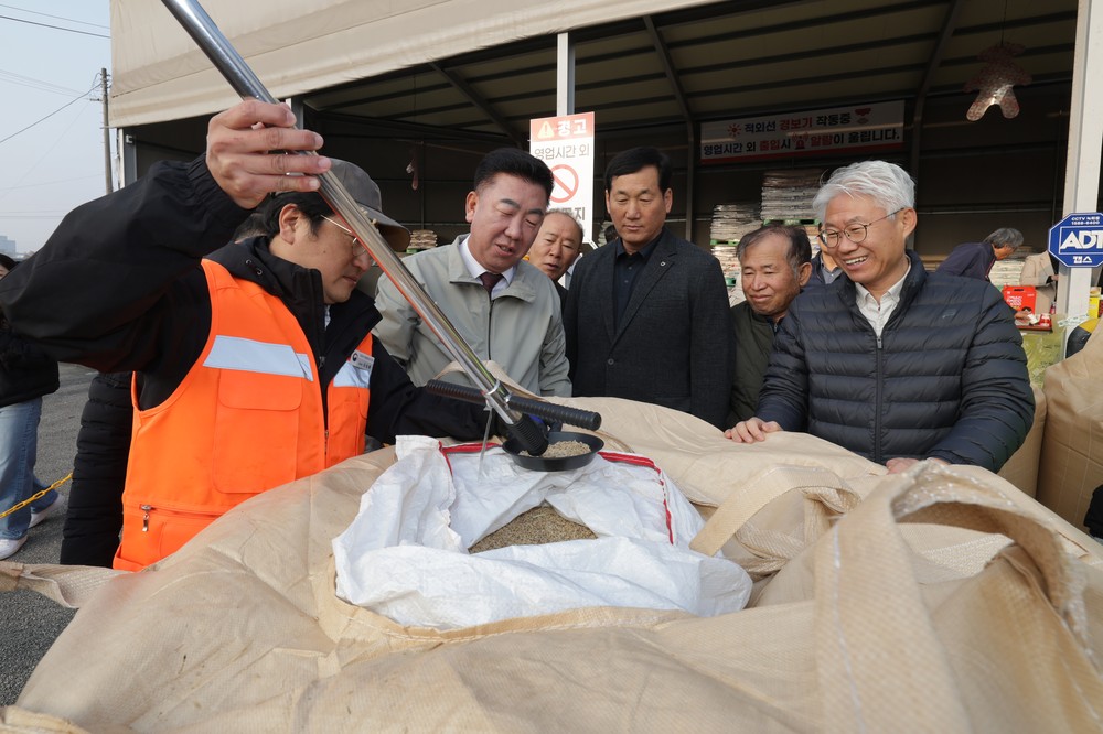 이범석 청주시장, 공공비축미 수매 현장 방문