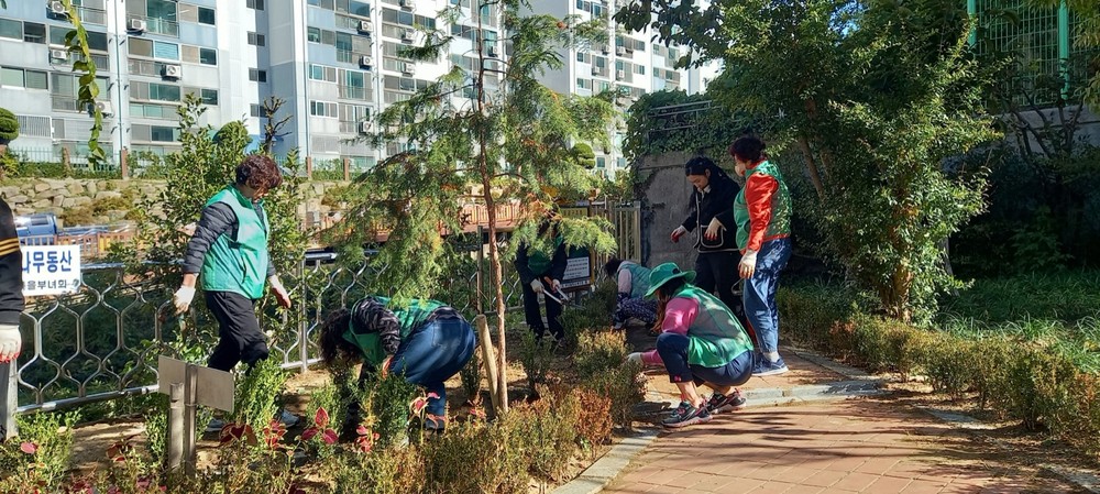 부산 북구 화명2동 새마을부녀회, 화단 정비로 쾌적한 생활환경 조성