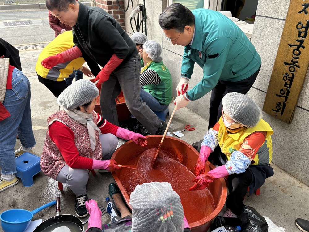 사상구 엄궁동 행복마을, 직접 담근 전통 고추장으로 이웃들에게 온기 전달