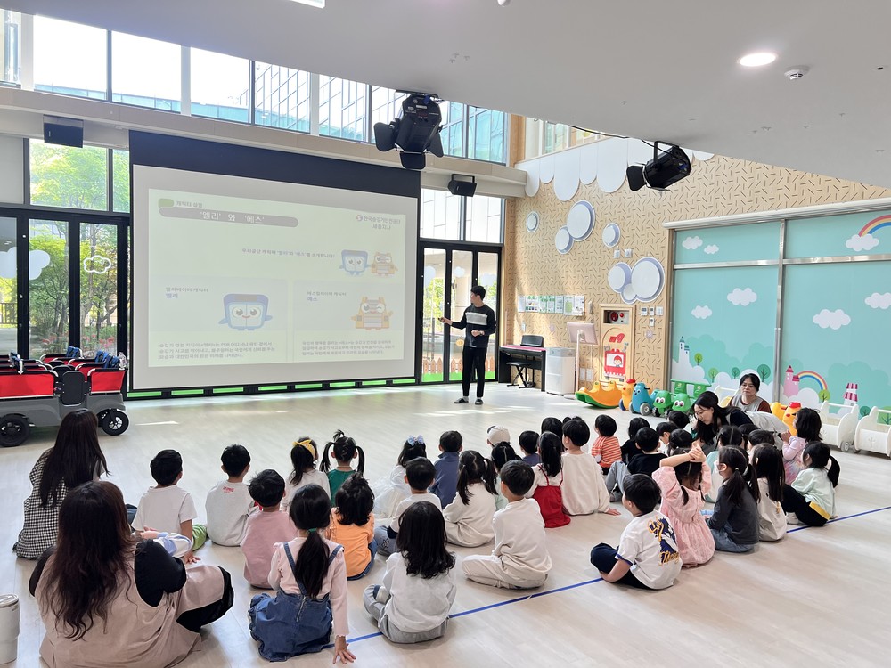 어린이 승강기 안전, 세종시가 나섰다…안전이용 교육 및 손끼임 방지 부착물 배포