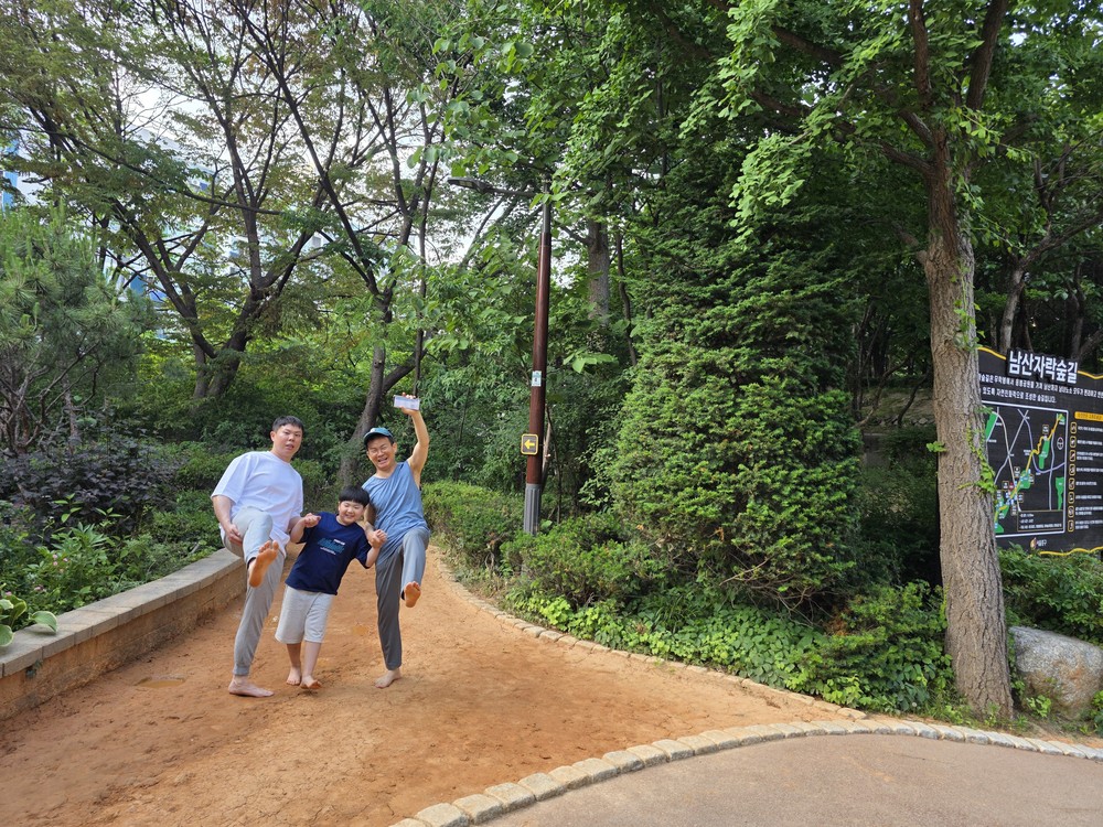 남산자락숲길, '맨발 황톳길' 건강 명소로 인기