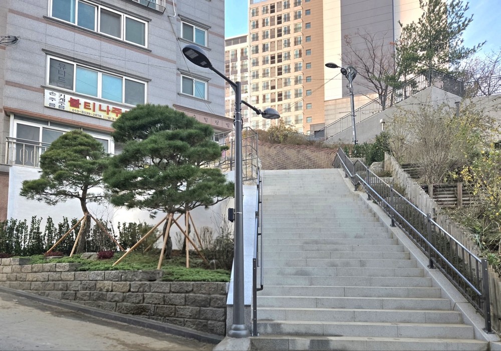 마포구, 환일중고 통학로 급경사 계단 정비 후 11월 14일 개통
