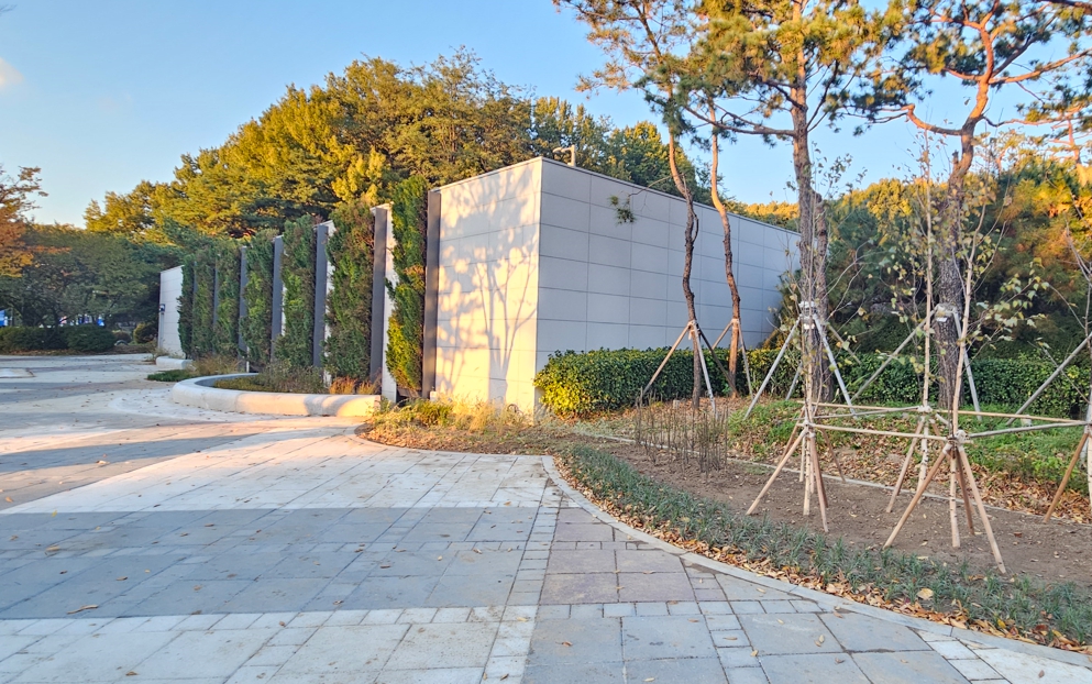 고양시, 일산동구청 광장에 450㎡ 수직정원 조성 완료