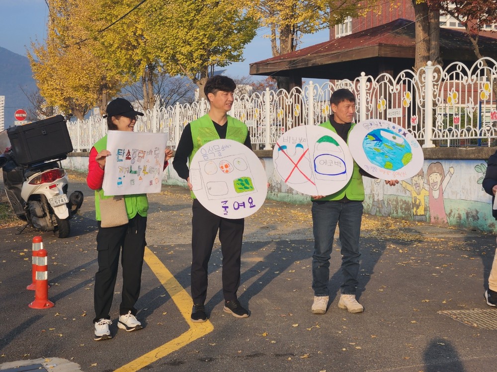 용산초와 함께하는 2025 경남안녕캠페인, 등굣길 환경캠페인 진행