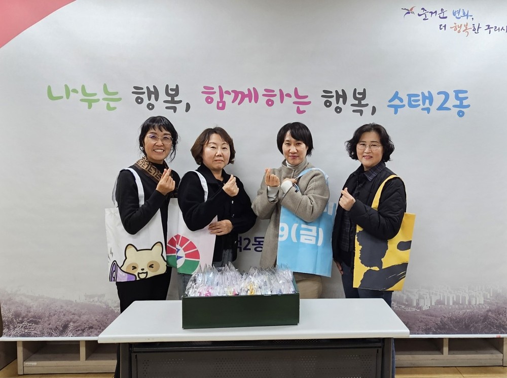 “현수막이 장바구니로!” 구리시 수택2동, 폐현수막 재활용 ‘양심 장바구니’ 비치