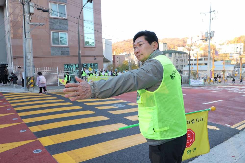 이상일 용인특례시장, 교동초 어린이 교통안전 지도 봉사 참여