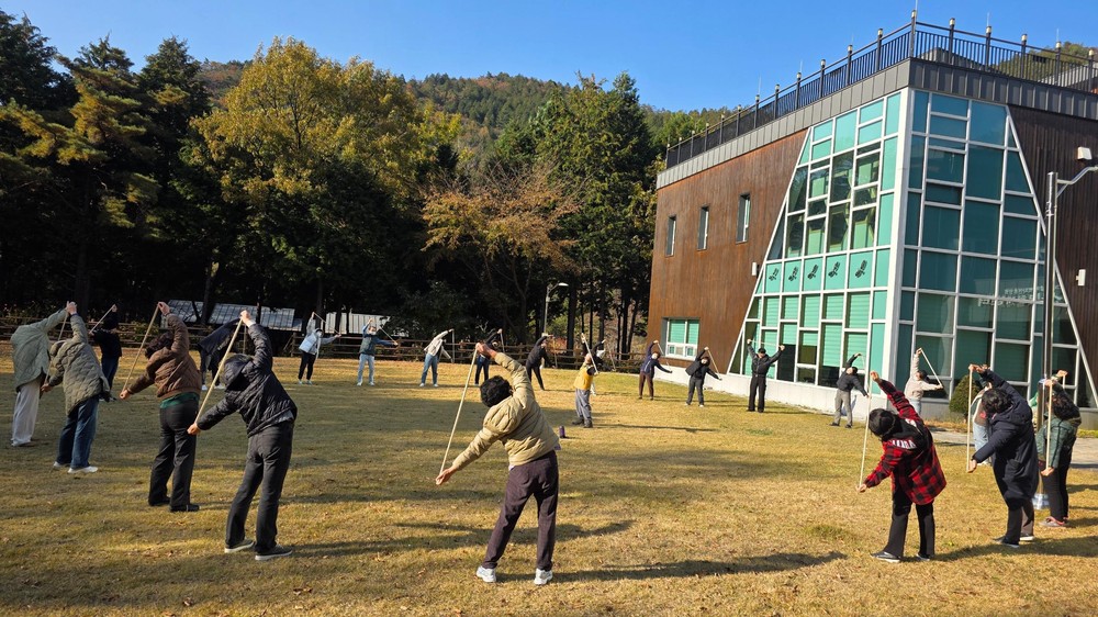 남해군, 장기요양기관 종사자 대상 산림치유 힐링 워크숍…재충전과 역량강화 도모