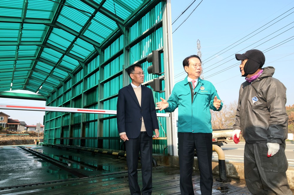 괴산군, 고병원성 AI 확산 방지 총력…방역 강화 및 농가 지원 추진