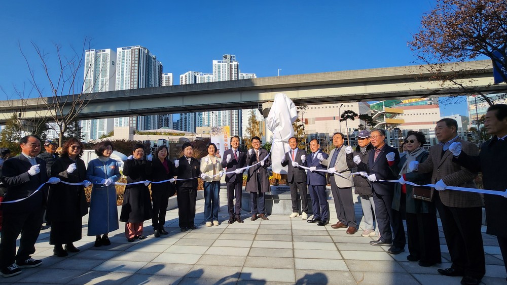 부산 사상구, ‘재첩국 아지매 조형물’ 제막..지역 정체성 담은 새 랜드마크 탄생