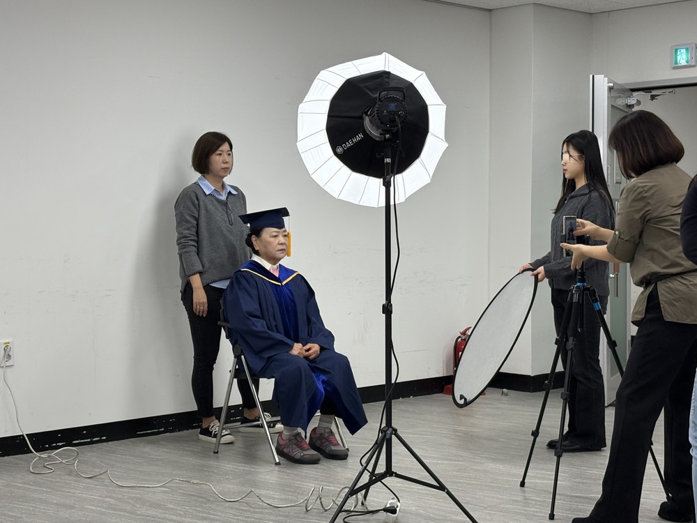사하구, 성인문해 쓰담학교 문해학습자 ‘인생사진관’ 졸업사진 촬영