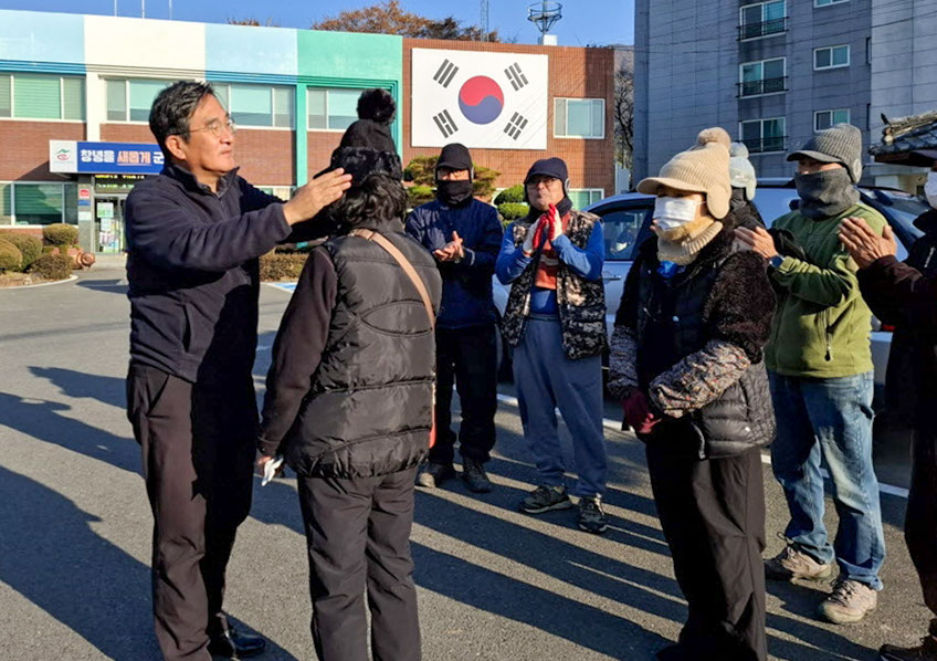 “따뜻한 겨울 되세요” 영산면, 환경정화 참여자 방한모 지원