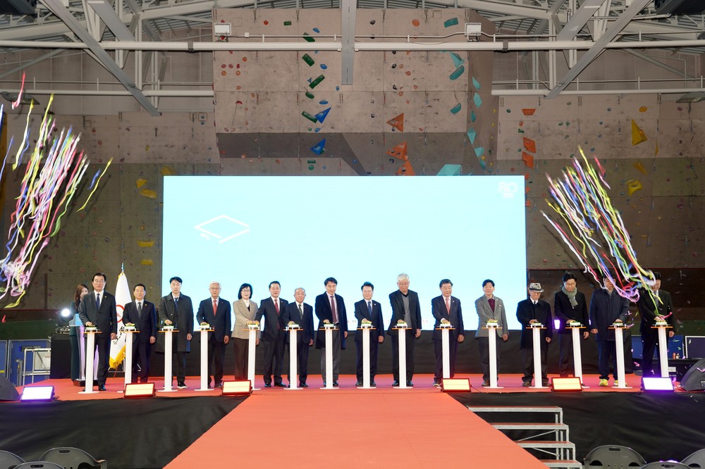 백세대학교 in 춘천, 2025 강원 시니어산업 박람회 개막