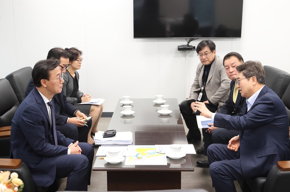 김동연 경기도지사, 평택항 유휴수면에 국내 최대 규모 태양광 발전시설 설치 건의