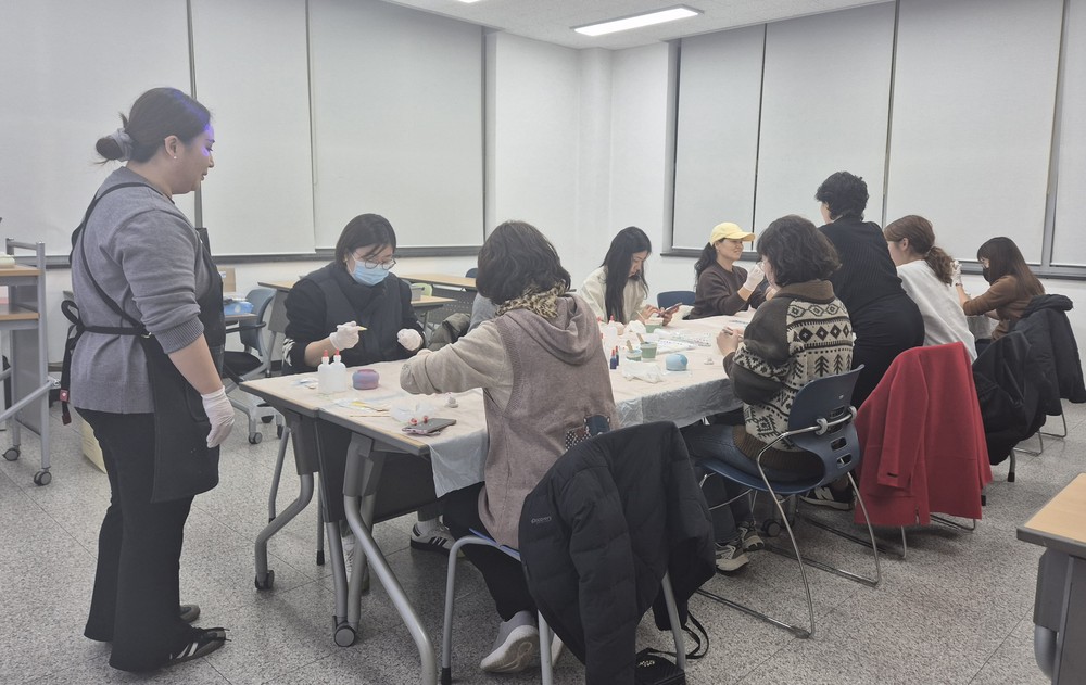 함안군립 칠원도서관 11월 일일 강좌 ‘친환경 화분만들기’성료