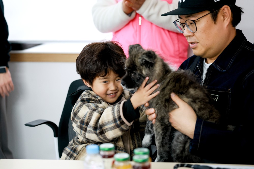 백련산 구조 들개, 사회화 훈련 거쳐 새 가족 만나