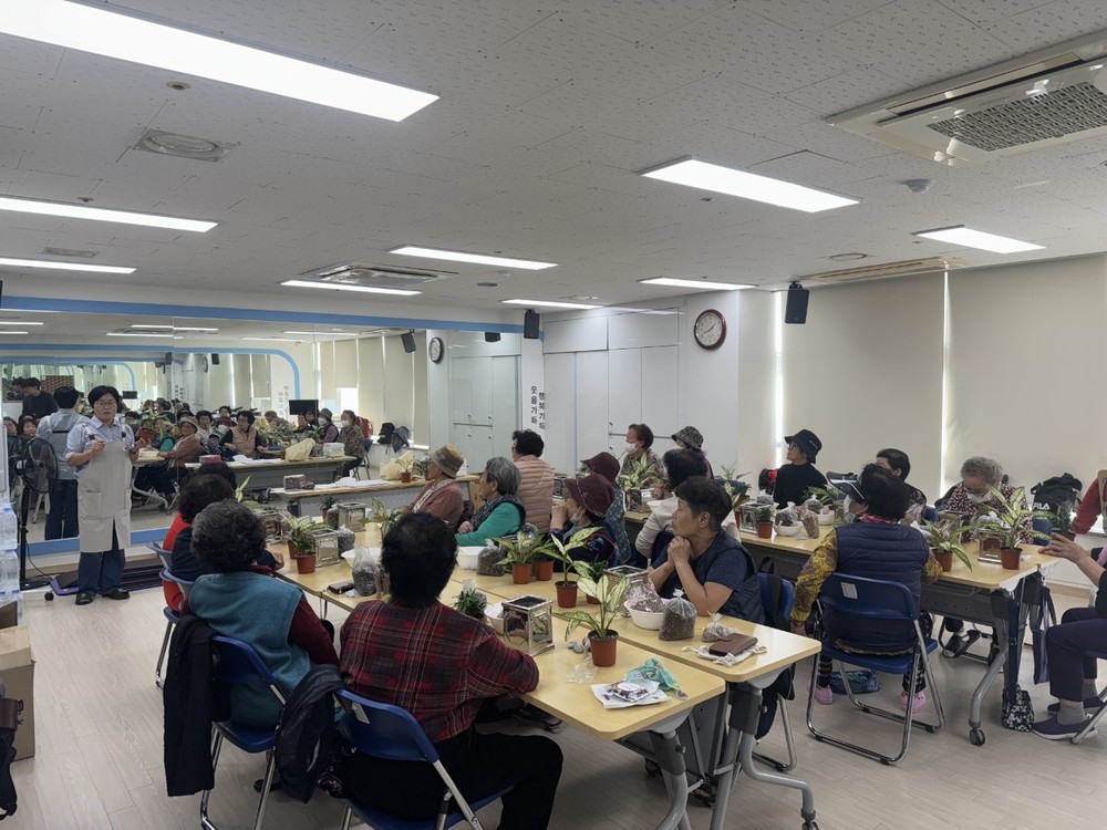 금천구, 반려식물 전시회 개최… 어르신 작품 한자리에
