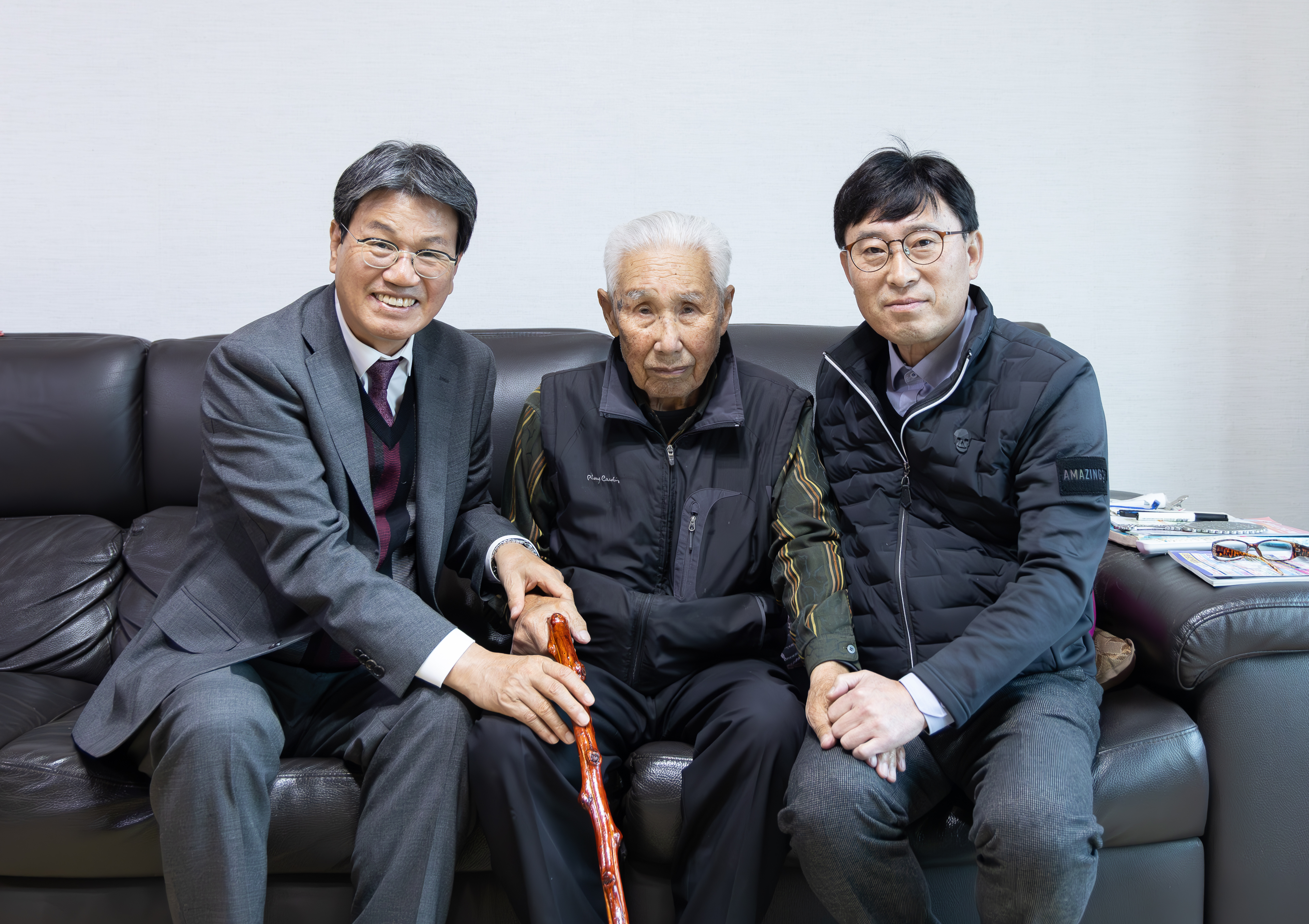 청양군, 2025년 장수지팡이 청려장 전달