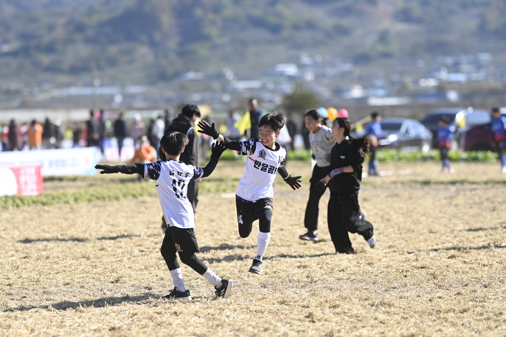 농촌형 스포츠 관광모델 '평사리 논두렁축구대회' 글로컬 축제 가능성 입증!