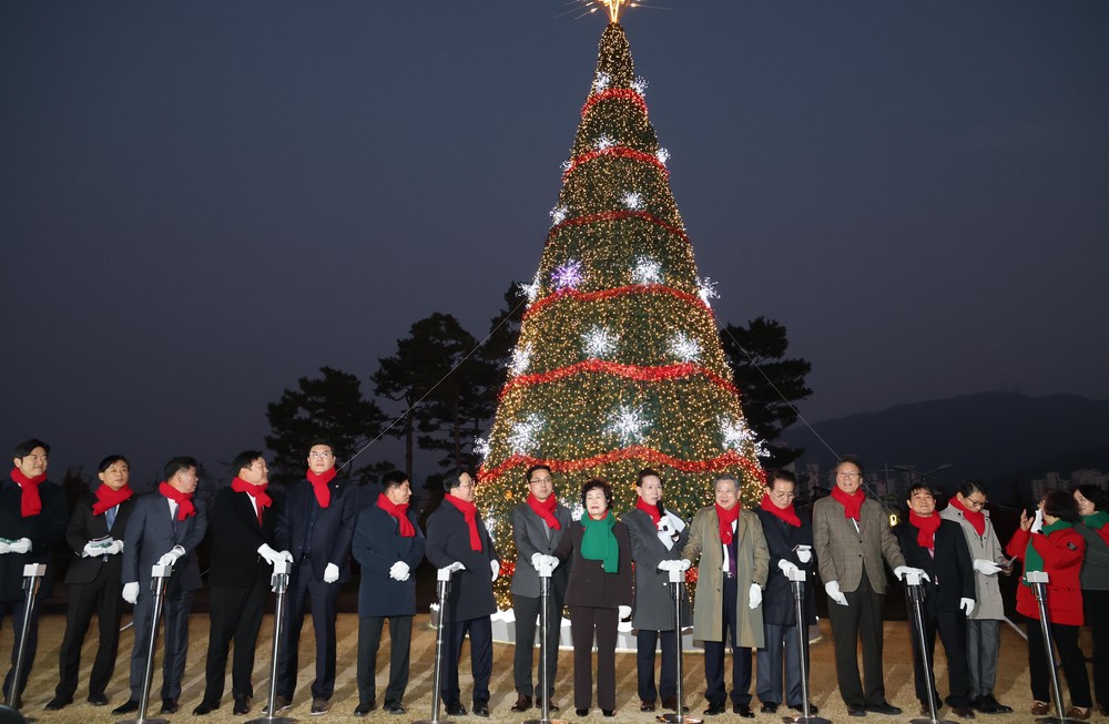 대전 동구, 청사 잔디광장서 ‘성탄트리 점등식’ 개최
