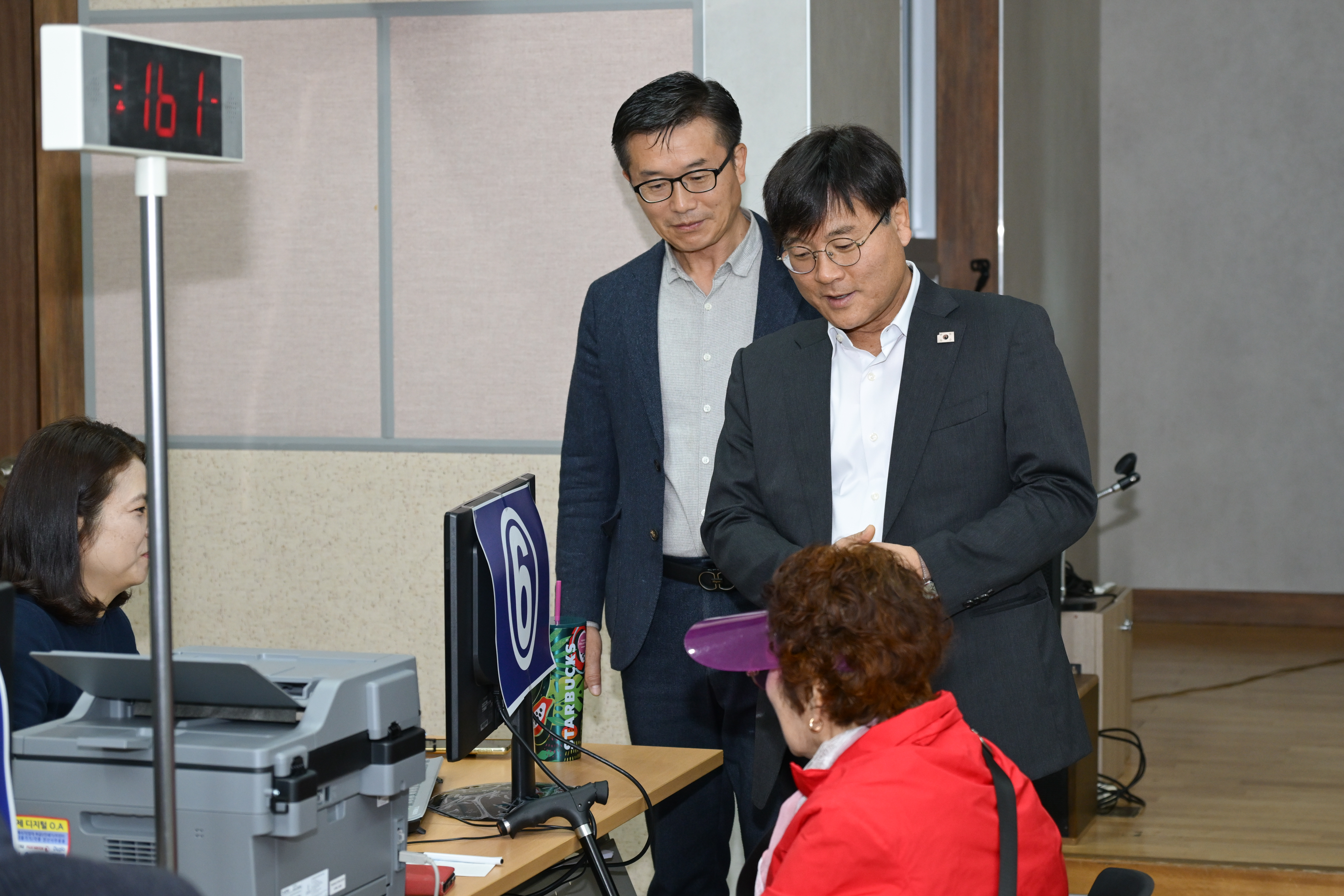 변광용 거제시장, 민생회복지원금 접수처 현장 점검 나서