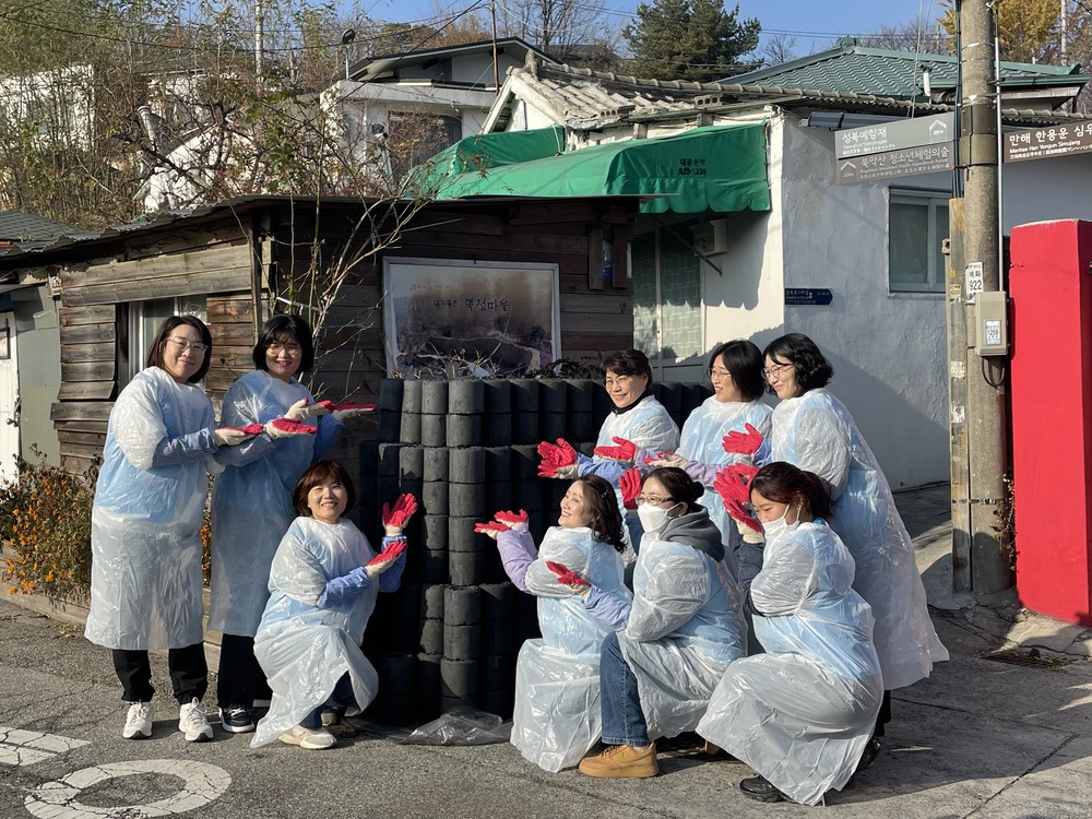 우리함께-고대85봉사단, 성북동 저소득 4가구에 연탄 1,400장 배달