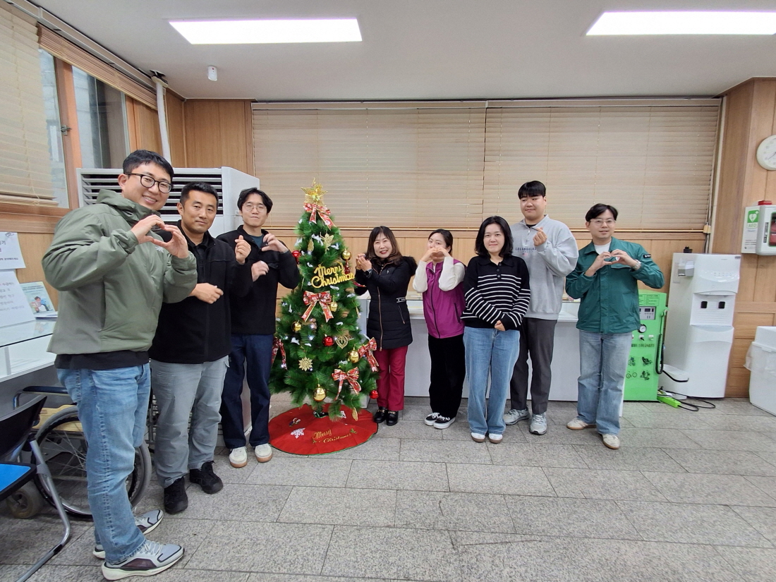 동두천시 불현동 행정복지센터, 크리스마스 트리로 더 따뜻해진 민원실