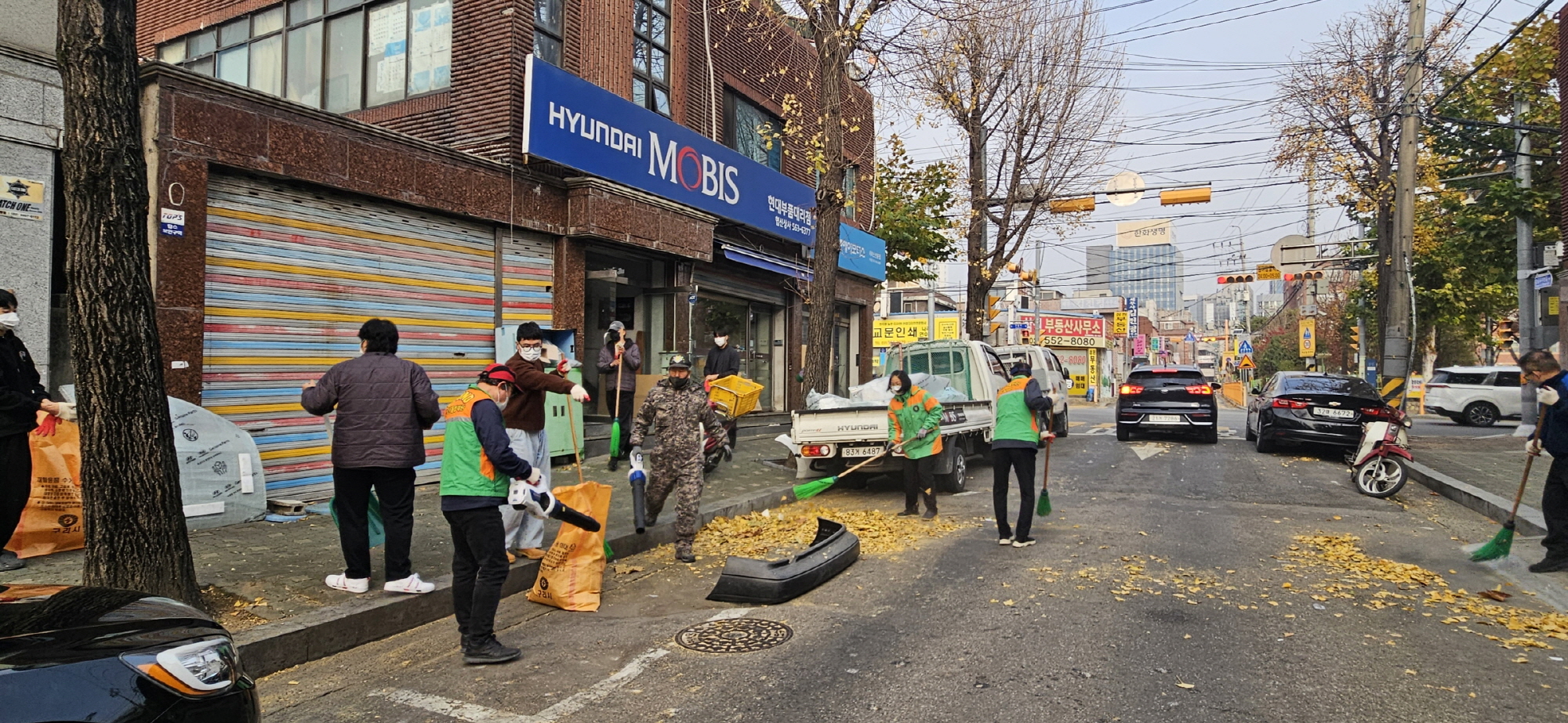 구리시 교문1동 자율방재단, 가을철 낙엽 정비로 안전하고 깨끗한 도시환경 조성