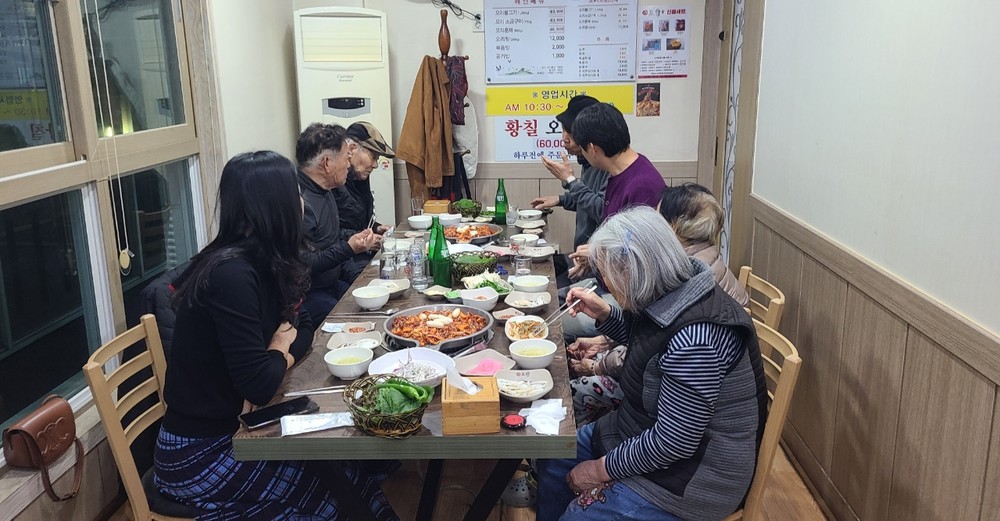 외로운 어르신과 동네 외출, 식사 동행 실시