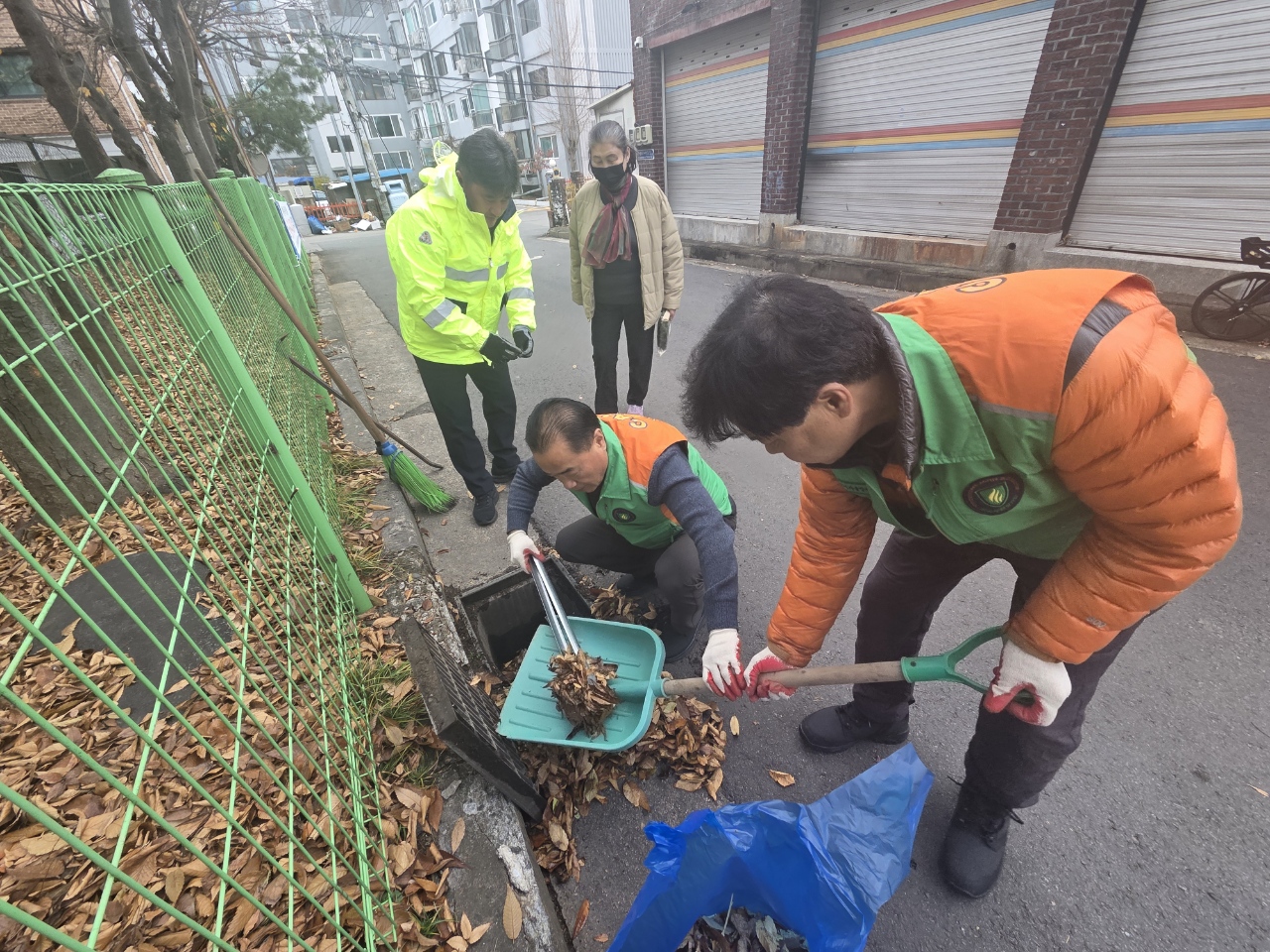 보산동 지역자율방재단, 관내 취약지 낙엽 수거 활동 전개