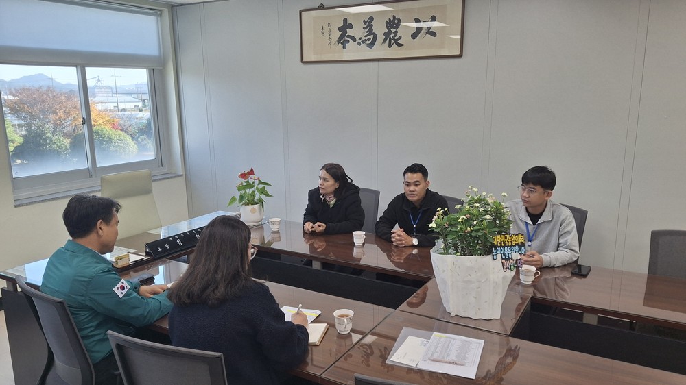 라오스 공무원, 고성군 방문해 계절근로자 입국 절차 및 현장 점검