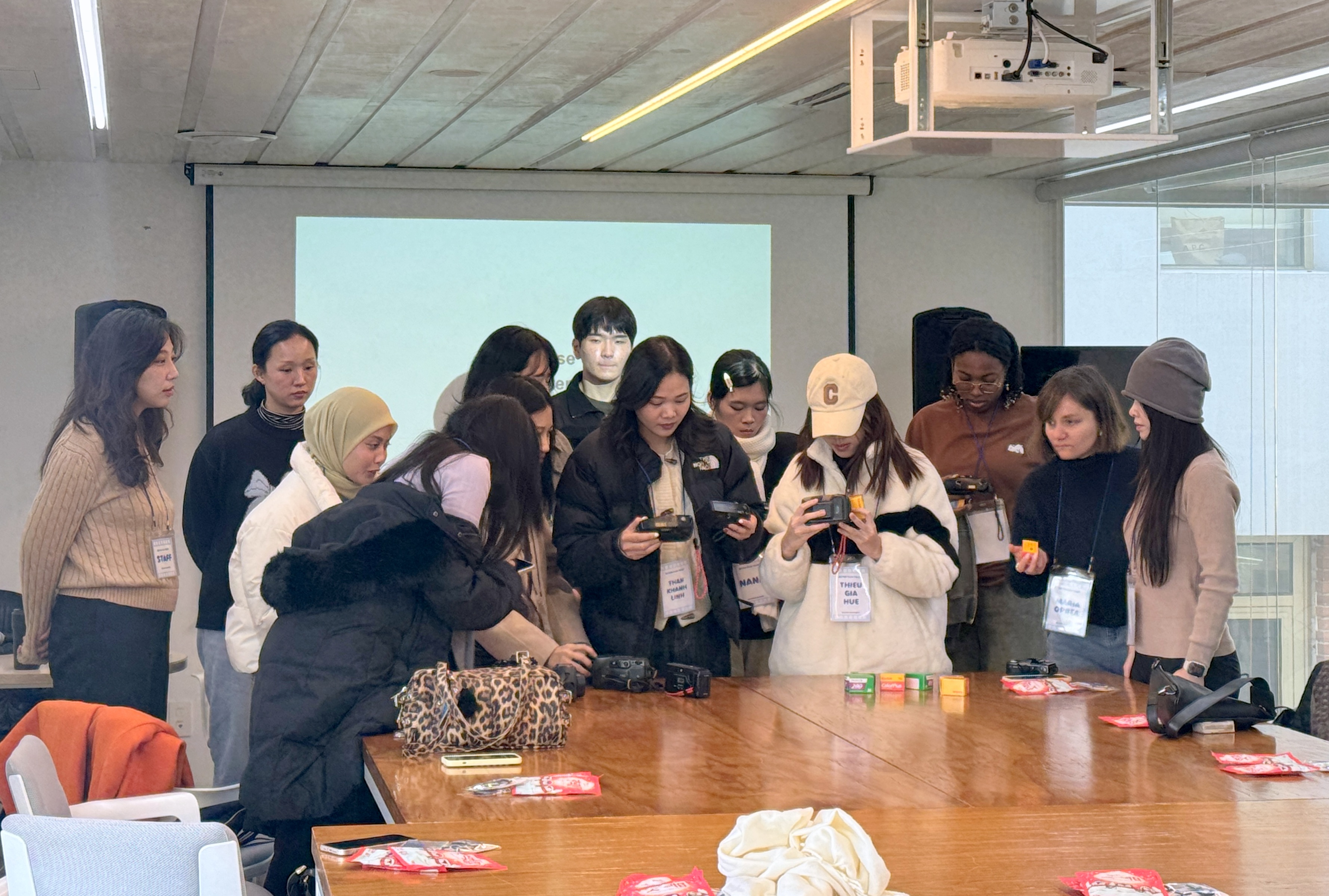 필름 카메라와 함께한 신촌 외국인 투어 높은 호응 속에 진행