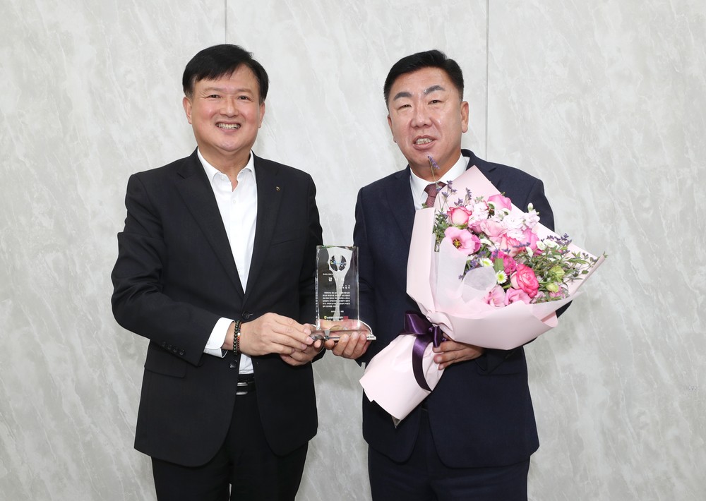 이범석 청주시장, 농협중앙회장 감사패 받아