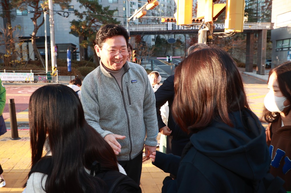 이상일 용인특례시장, 상현초 교통지도 봉사 참여