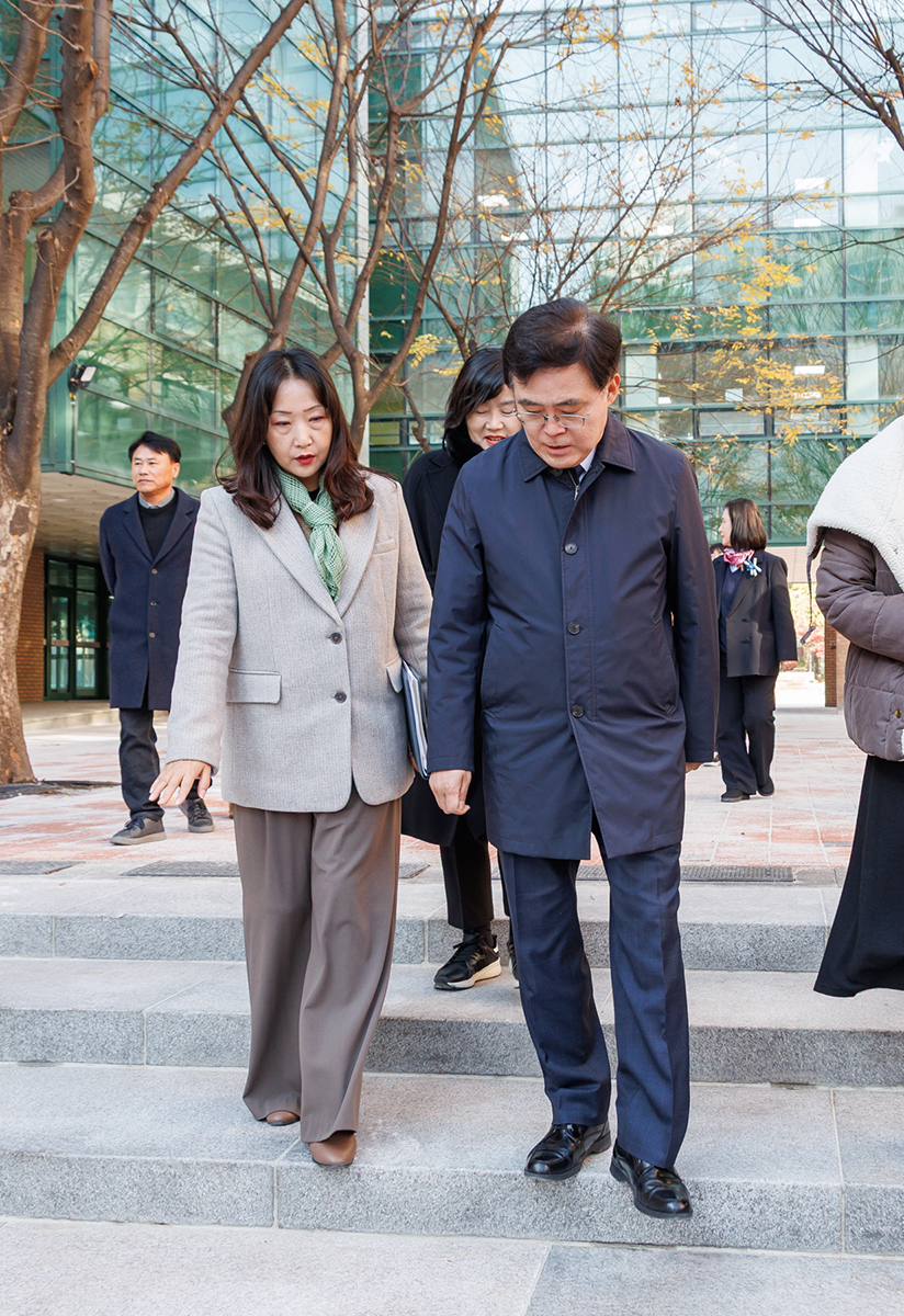 진교훈 강서구청장, 공항중학교 노후 시설물 보수 현장 점검