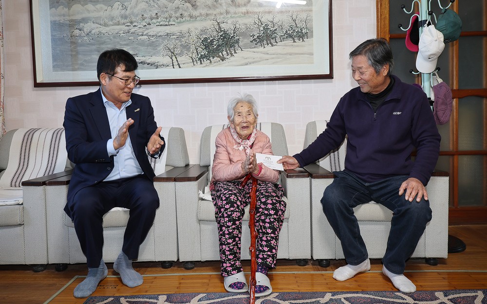 함평군, 100세 장수 어르신께 '청려장' 전달하며 공경 문화 확산 앞장서