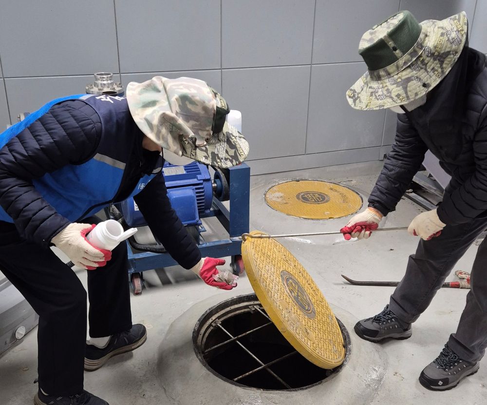 성동구, 겨울철 지하공간에 숨은 월동 모기 집중 방제 실시