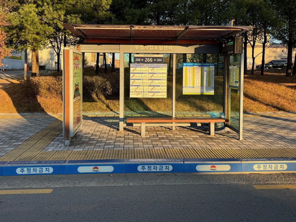 김천시 율곡동, 교통약자 위한 버스 승강장 미끄럼 방지 안내판 설치