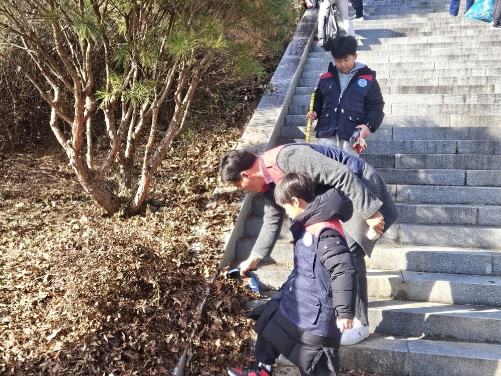 한국자유총연맹 상주시지회 청년회, 위령비 정화활동 실시