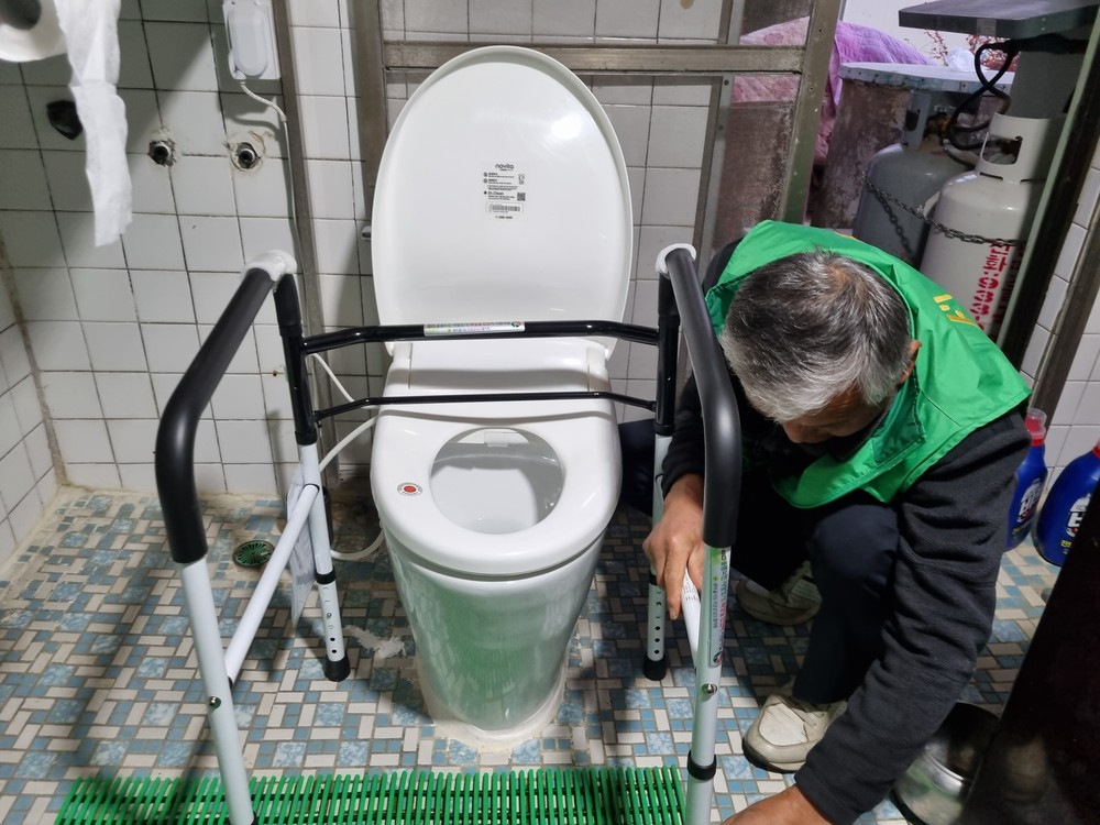 새마을운동 합천군지회, 홀몸노인 댁 화장실 안전바 설치 사업 추진