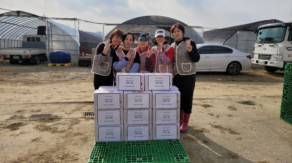 다즐유 어바웃 콩쥐팥쥐 아산시 가족봉사단, 아산시 둔포면 저소득가정에 김장김치 전달