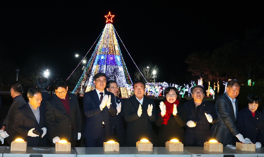 함양군, 크리스마스트리 점등식 개최… 희망과 사랑의 메시지 전해