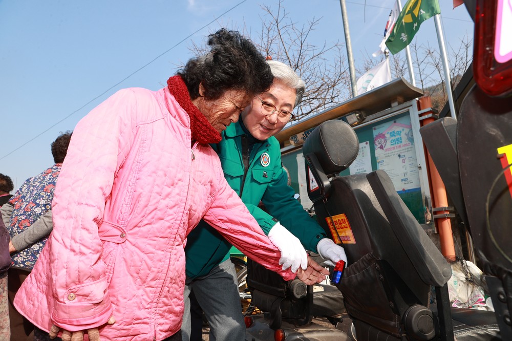 의령군, 보행보조용 의자차 안전물품 300명에 전달