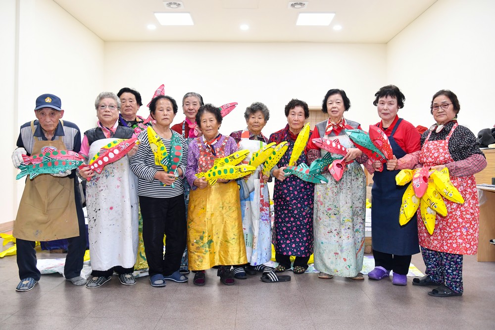 화천 시가지 밤하늘 수놓을 형형색색 산천어등 제작 한창